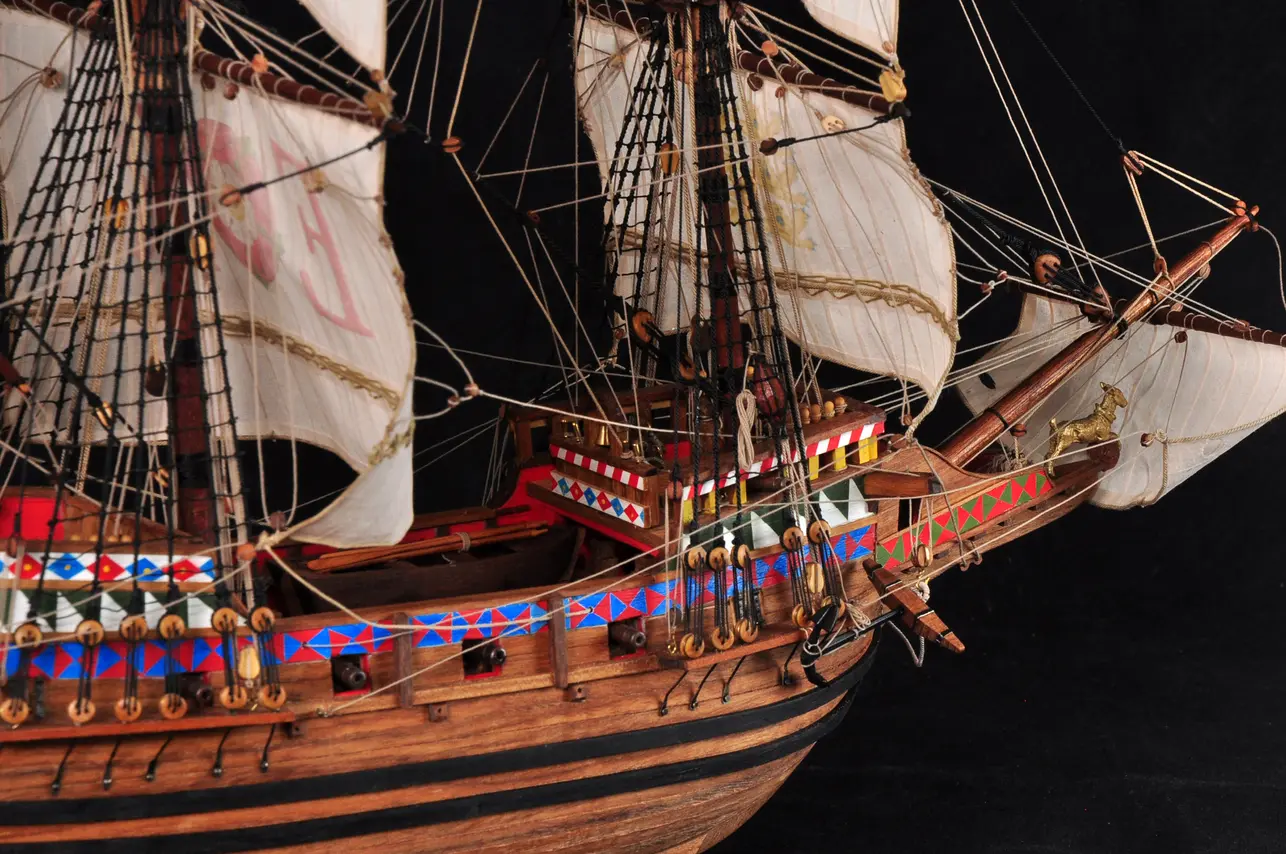 Модель галеона Golden Hind на мраморной подставке, вид сбоку